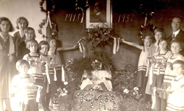 ​ Oslavy výročí vzniku Československa na Podkarpatské Rusi ve vsi Bene u Berehova, 1932. Zdroj: archiv pamětnice Ludmily Švecové, Paměť národa ​